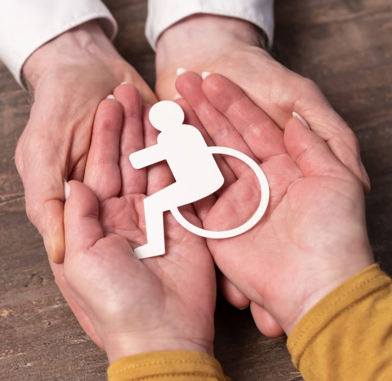 Sensitivität für Bedürfnisse Hände liegen mit Handflächen nach oben auf anderen Händen und halten das Rollstuhlsymbol